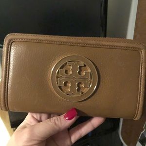 Tory. Burch zipper wallet